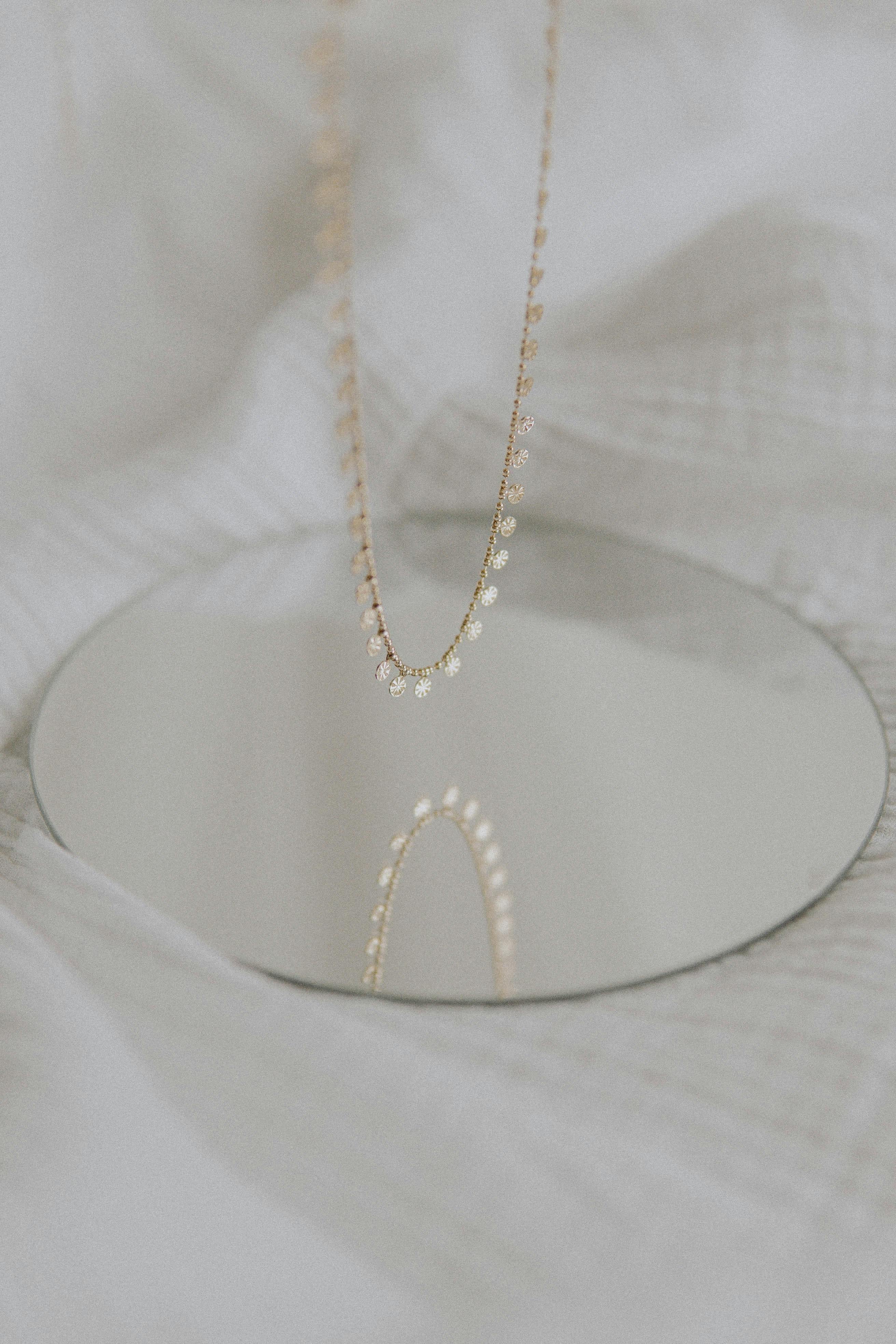 LIGHT CATCHING GOLD CHAIN